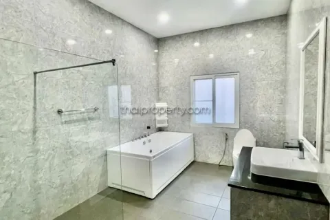 Casa de 5 dormitorios en Pattaya, Tailandia № 213287 - foto 16