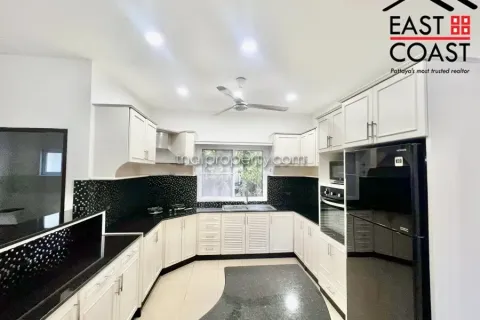 Casa de 5 dormitorios en Pattaya, Tailandia № 213287 - foto 3