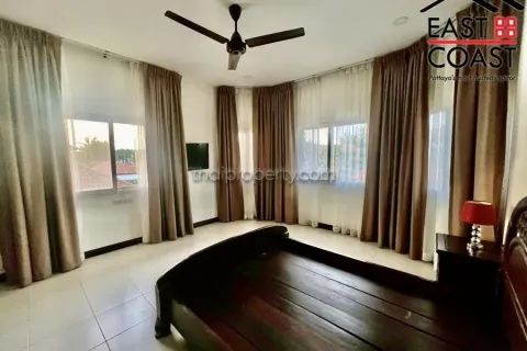 Casa de 5 dormitorios en Pattaya, Tailandia № 213287 - foto 15