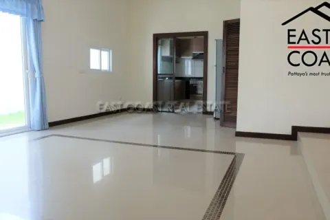 Casa de 5 dormitorios en Pattaya, Tailandia № 213285 - foto 17