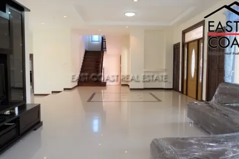 Casa de 5 dormitorios en Pattaya, Tailandia № 213285 - foto 15