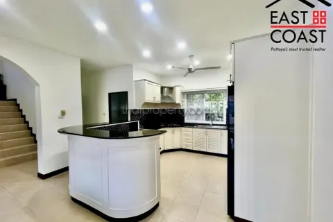 Casa de 5 dormitorios en Pattaya, Tailandia № 213288 - foto 2
