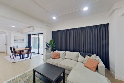 Condo in Phaya Thai, Bangkok, Thailand, 3 bedrooms  № 160796 - photo 2