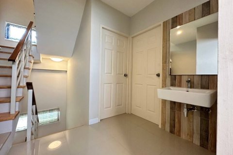 Townhouse in Bueng Kum, Bangkok, Thailand 3 bedrooms № 173174 - photo 2