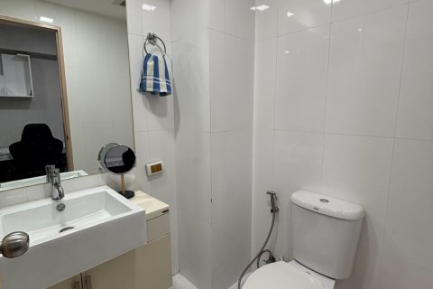 Studio dans le Condo à Huai Khwang, Bangkok, Thaïlande  № 135632 - photo 13