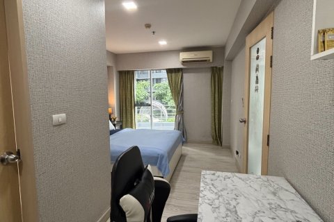 Studio dans le Condo à Huai Khwang, Bangkok, Thaïlande  № 135632 - photo 11