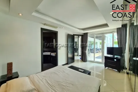 Casa de 4 dormitorios en Jomtien Beach, Pattaya, Tailandia № 212759 - foto 17