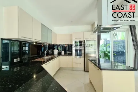 Casa de 4 dormitorios en Jomtien Beach, Pattaya, Tailandia № 212759 - foto 11