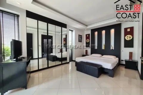 Casa de 4 dormitorios en Jomtien Beach, Pattaya, Tailandia № 212759 - foto 16
