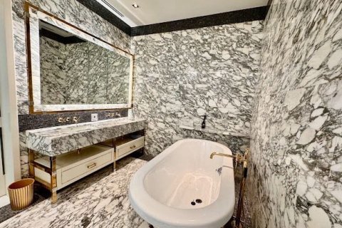 Condo in Bang Rak, Bangkok, Thailand, 4 bedrooms № 155165 - photo 17