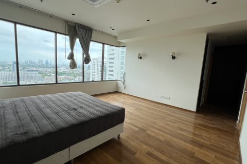 Condo in Khlong Toei, Bangkok, Thailand, 3 bedrooms № 201208 - photo 1