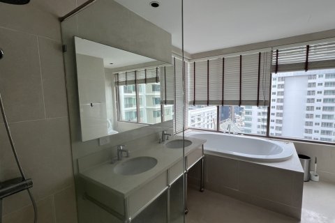 Condo in Khlong Toei, Bangkok, Thailand, 3 bedrooms № 201208 - photo 12