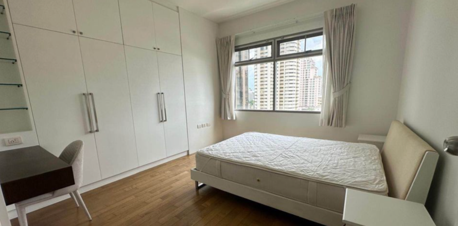 Condo in Watthana, Bangkok, Thailand, 3 bedrooms  № 176471