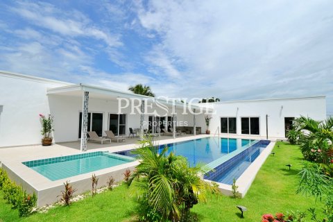 House in Pattaya, Thailand 3 bedrooms № 198658 - photo 16