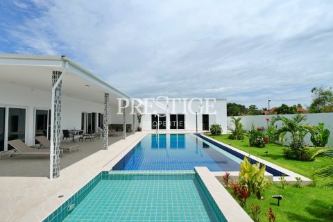 House in Pattaya, Thailand 3 bedrooms № 198658 - photo 13