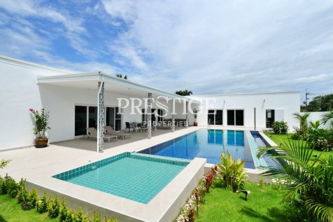 House in Pattaya, Thailand 3 bedrooms № 198658