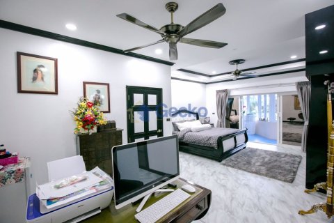 House in Pattaya, Thailand 7 bedrooms № 196830 - photo 19