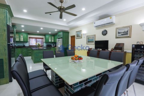 House in Pattaya, Thailand 7 bedrooms № 196830 - photo 11