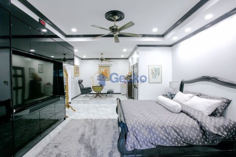 House in Pattaya, Thailand 7 bedrooms № 196830 - photo 17