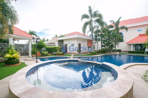 House in Pattaya, Thailand 7 bedrooms № 196830 - photo 2