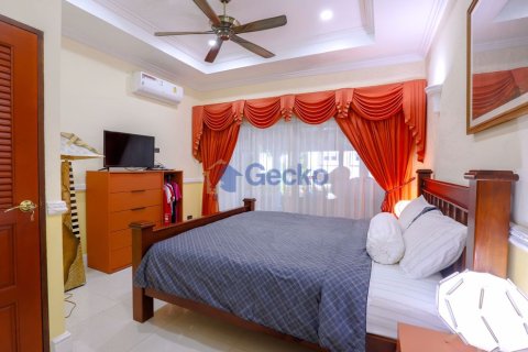 House in Pattaya, Thailand 7 bedrooms № 196830 - photo 28