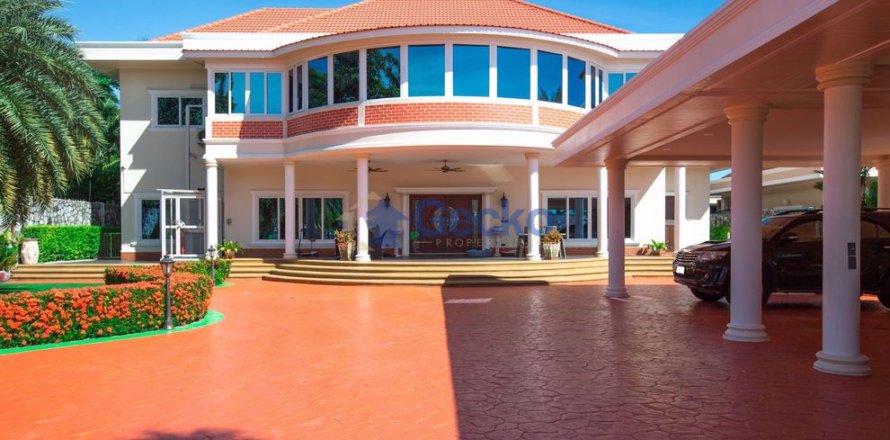 House in Pattaya, Thailand 7 bedrooms № 196830