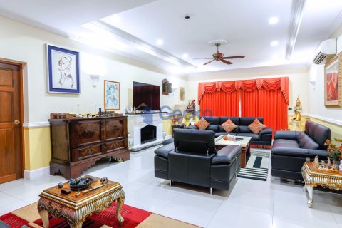 House in Pattaya, Thailand 7 bedrooms № 196830 - photo 10