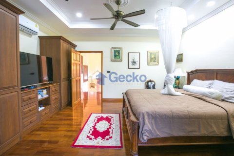 House in Pattaya, Thailand 7 bedrooms № 196830 - photo 24