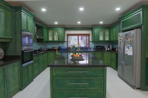 House in Pattaya, Thailand 7 bedrooms № 196830 - photo 13