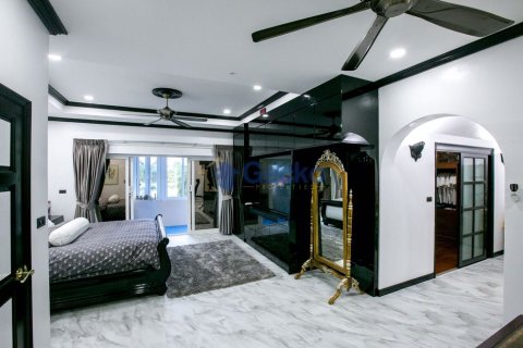 House in Pattaya, Thailand 7 bedrooms № 196830 - photo 21