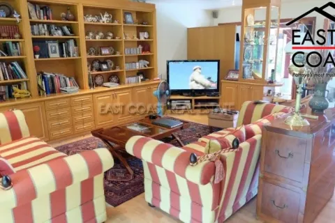Casa de 5 dormitorios en Pattaya, Tailandia № 213712 - foto 4