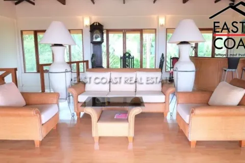 Casa de 5 dormitorios en Pattaya, Tailandia № 213712 - foto 15