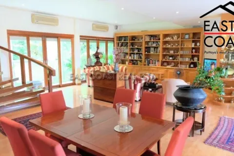Casa de 5 dormitorios en Pattaya, Tailandia № 213712 - foto 3