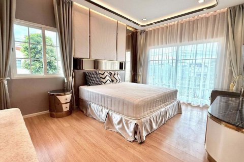 Дом в Буенг Куме, Бангкок, Таиланд с 5 спальнями  № 136067 - фото 2