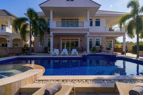 Villa in Hua Hin, Thailand 6 bedrooms № 168800 - photo 2