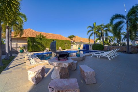 Villa in Hua Hin, Thailand 6 bedrooms № 168800 - photo 17