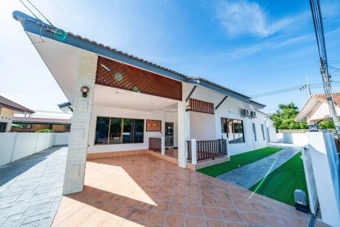 Villa in Bang Lamung, Thailand 5 bedrooms № 146830 - photo 1