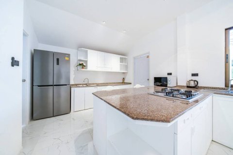 Villa in Bang Lamung, Thailand 5 bedrooms № 146830 - photo 5