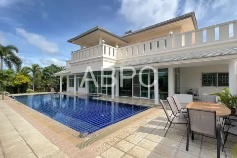 House in Pattaya, Thailand 6 bedrooms № 210546 - photo 1
