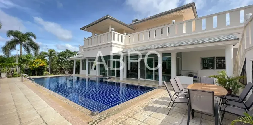 House in Pattaya, Thailand 6 bedrooms № 210546