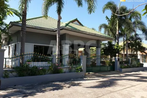 House in Pattaya, Thailand 3 bedrooms № 210551 - photo 1