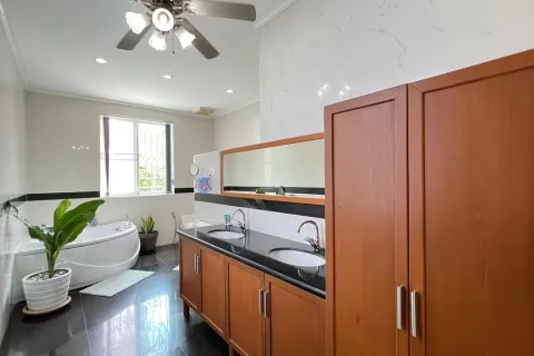 Casa de 6 dormitorios en Pattaya, Tailandia № 210547 - foto 25