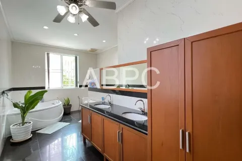 Casa de 6 dormitorios en Pattaya, Tailandia № 210547 - foto 8
