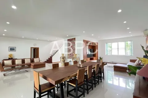 Casa de 6 dormitorios en Pattaya, Tailandia № 210547 - foto 6