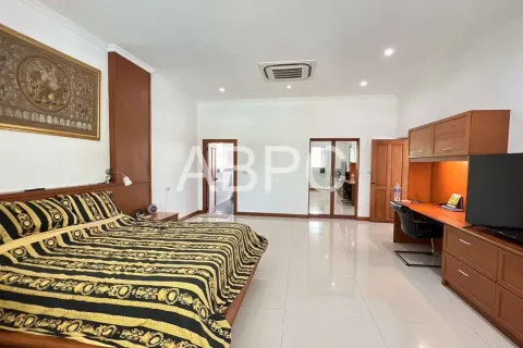 Casa de 6 dormitorios en Pattaya, Tailandia № 210547 - foto 10