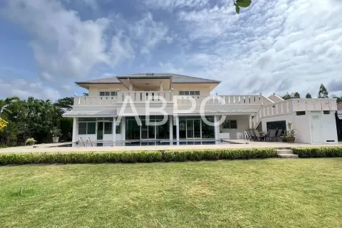 Casa de 6 dormitorios en Pattaya, Tailandia № 210547 - foto 9