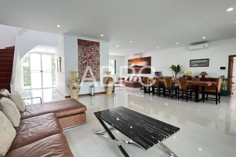 Casa de 6 dormitorios en Pattaya, Tailandia № 210547 - foto 3