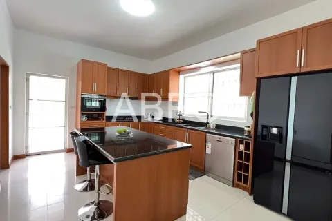 Casa de 6 dormitorios en Pattaya, Tailandia № 210547 - foto 13