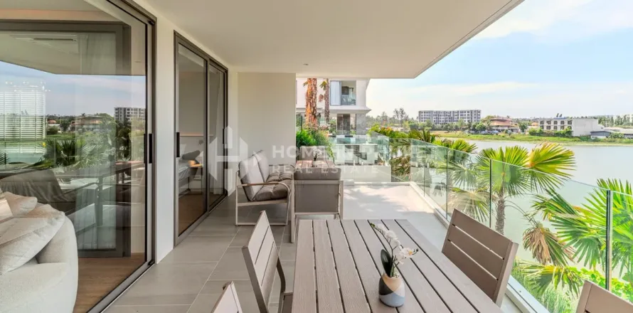 Condo in Phuket, Thailand, 2 bedrooms  № 209619