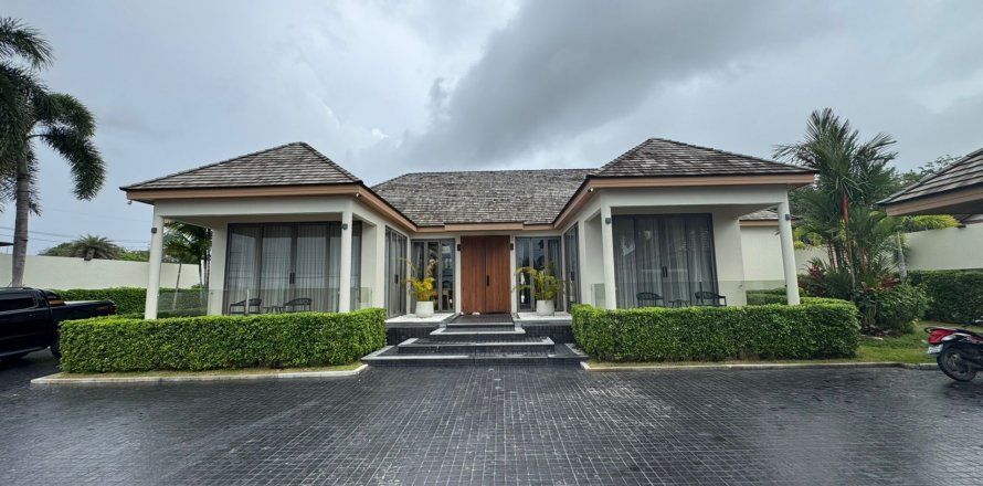 Villa in Phuket, Thailand 4 bedrooms № 135501
